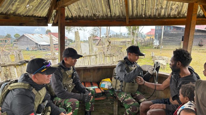 GELAR BAKTI SOSIAL, SATGAS YONIF 112/DJ LAKSANAKAN GOTONG ROYONG DAN PENGOBATAN GRATIS