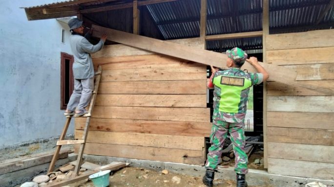 Ringankan Beban Warga Binaan, Babinsa Bantu Rehap Rumah   