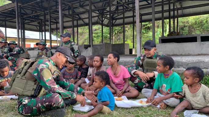SATGAS YONIF 112/DJ HADIRKAN LINGKUNGAN BERSIH DAN BERBAGI KASIH
