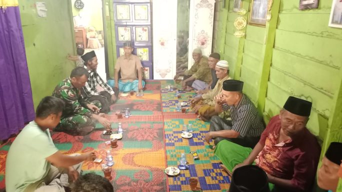 Babinsa Posramil Leuser Hadiri Acara Kenduri di Rumah Warga Desa Binaan