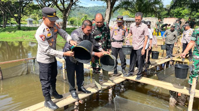 SINERGI TNI-POLRI DAN MASYARAKAT PENABURAN BENIH IKAN DI KOLAM MAYONIF TP-857/GG DS. TURUE CUT, KEC. MANE, KAB. PIDIE.
