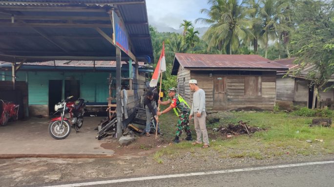Babinsa Posramil Ketambe Laksanakan Patroli Himbau Masyarakat Untuk Pasang Bendera Merah Putih