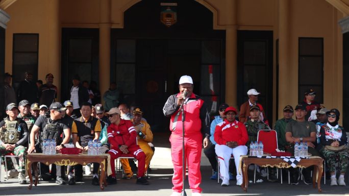 Dansatgas Yonif 112/DJ Hadiri Lomba Gerak Jalan HUT RI ke-80 di Puncak Jaya