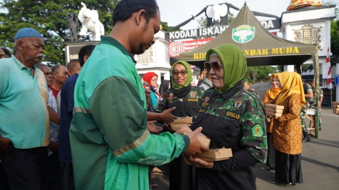 Jum’at berkah, Kodam Iskandar Muda bagikan 166 Paket Makan gratis bagi Warga.