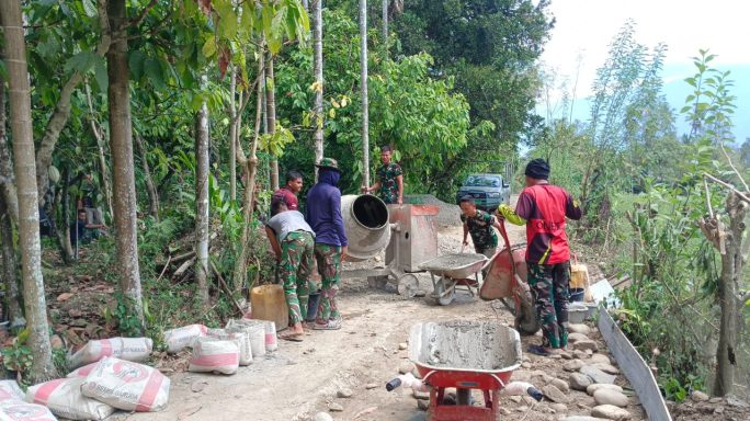 Kejar Target Rambat Beton Jalan, Anggota Satgas TMMD Reg ke- 125 Kodim 0108/Agara Ratakan Cor