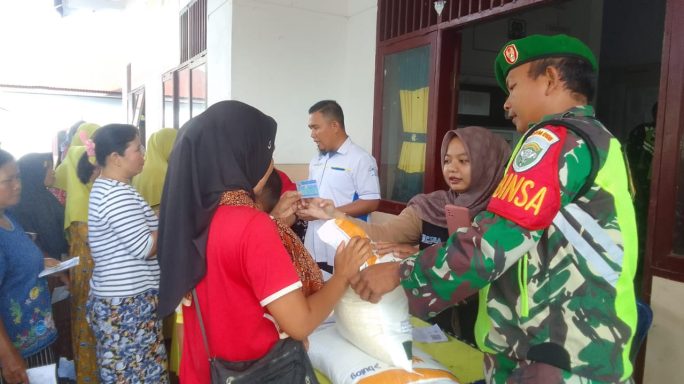 Danposramil Deleng Pokhkisen Bersama Babinsa Dampingi Penyaluran Beras Bantuan Pangan