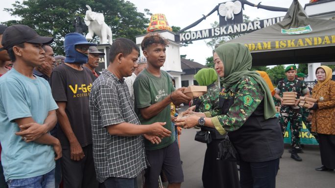 Jum’at berkah, Kodam Iskandar Muda bagikan 164 Paket Makan gratis bagi Warga.