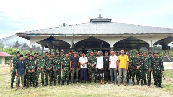 Yonif TP 853/BRB) Bakti TNI Bersama Masyarakat: Pembersihan Masjid sebagai Wujud Kepedulian Sosial