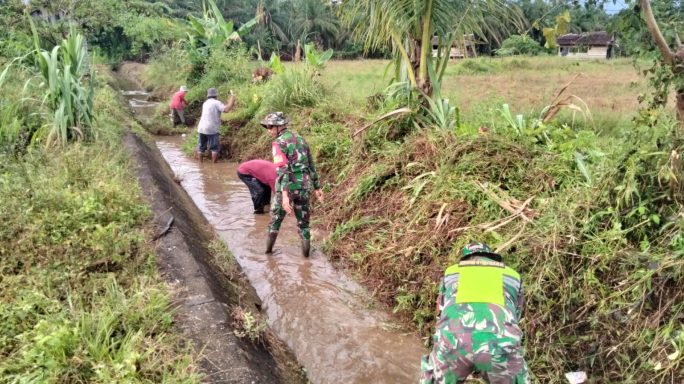 Dukung Swasembada Pangan, Personel Koramil 05/DM Gotong Royong Bersihkan Saluran Irigasi