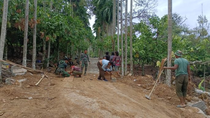 Anggota Satgas TMMD Reguler ke 125 Kodim 0108/Agara Segera Tuntaskan Pemasangan Papan Mal Kuping Gorong -gorong