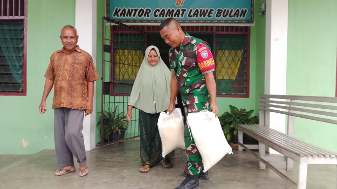 Wujud Nyata Kepedulian TNI Babinsa Dampingi Penyaluran Bantuan Beras untuk Masyarakat