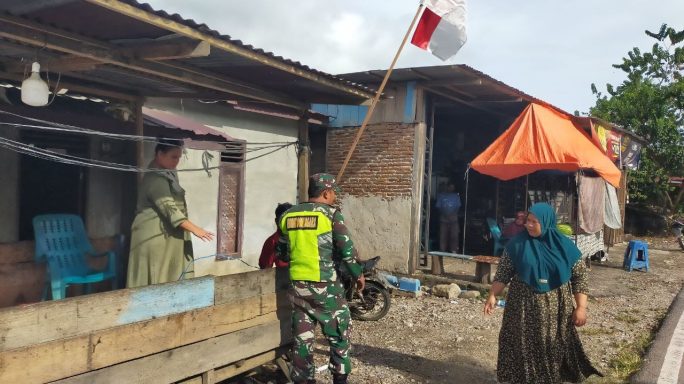 Jelang Hari Ulang Tahun ke-80 Republik Indonesia Babinsa Bersama Tiga Pilar Himbau Pasang Bendera Merah Putih ke Masyarakat
