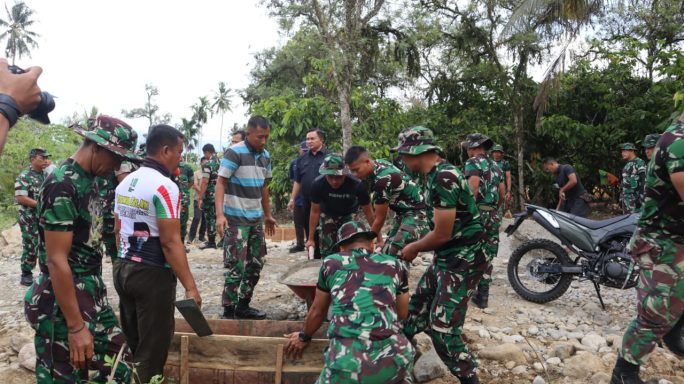 Anggota Satgas TMMD Reguler ke -125 Kodim 0108/Agara Laksanakan Pengecoran Kuping Gorong- Gorong