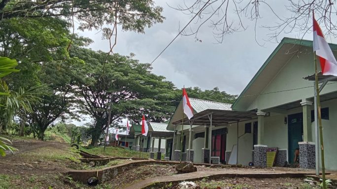 PEMASANGAN BENDERA DAN UMBUL-UMBUL MERAH PUTIH DI MAKO BATALYON INFANTRI TP 857/GG DALAM RANGKA MENYAMBUT HUT RI KE-80 TAHUN 2025