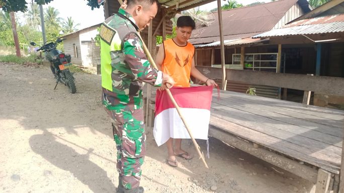 Babinsa Posramil Leuser Laksanakan Patroli Himbau Masyarakat Untuk Pasang Bendera Merah Putih