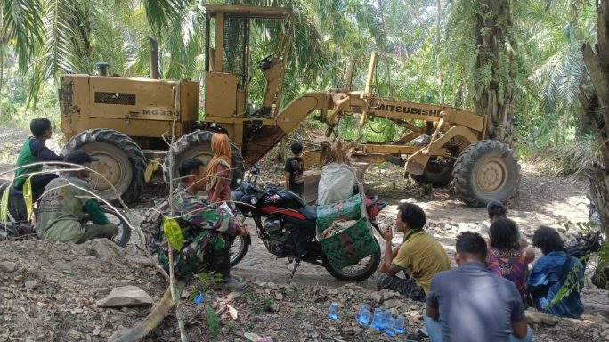 Canda Gurau Anggota Satgas TMMD Reg ke -125 Kodim 0108/Agara Saat Istirahat Siang Bersama Warga