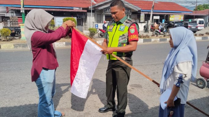 Babinsa Koramil 0108- 04/Babussalam Bersama Bersinergi dengan Polsek Pasang Bendera Merah Putih