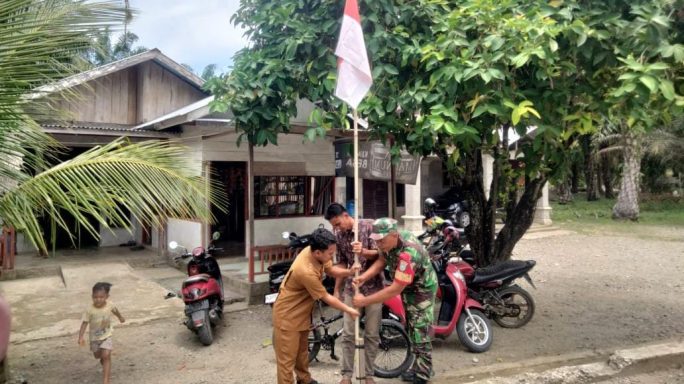 Semarak Kemerdekaan, Babinsa dan Warga Desa Tuwi Buya Semangat Kibarkan Bendera Merah Putih