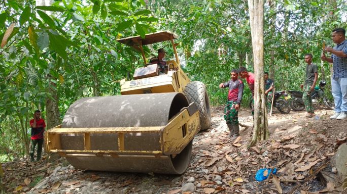 Anggota Satgas TMMD Reg ke 125 Kodim 0108/Agara Maksimalkan Pengerasan Jalan dengan Alat Berat