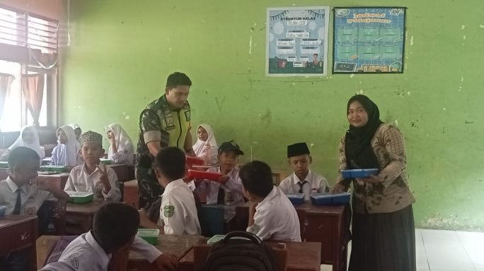Babinsa Aktif Dampingi Program Makan Bergizi Gratis ke Sekolah Sekolah