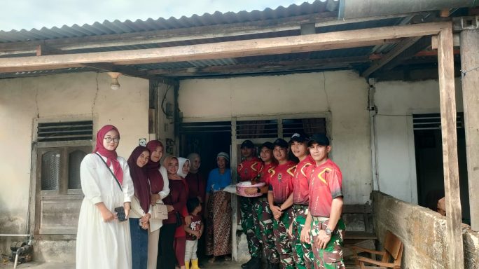 Kipan C Yonif 115/ML Tebar Kepedulian di Hari Jum’at Berkah, Masyarakat Terharu
