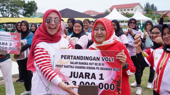 Ketua Persit KCK Daerah IM serahkan Hadiah Juara I Turnamen Voli Persit HUT RI Ke-80