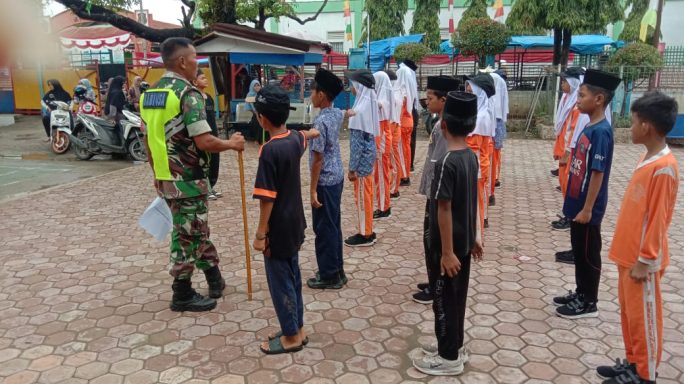 Babinsa Koramil 24/Mutiara Timur Latih PBB Siswa SDN 1 Bereneun Jelang HUT RI Ke-80 Tahun 2025
