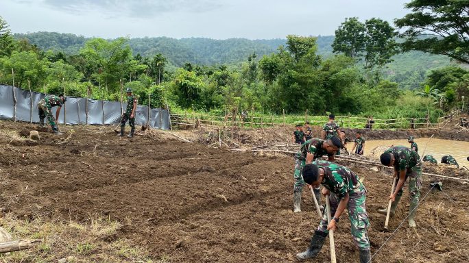 PEMBUKAAN LAHAN KOSONG DAN PENGELOLAAN LAHAN TIDUR DI LINGKUNGAN MAYONIF TP-857/GG.