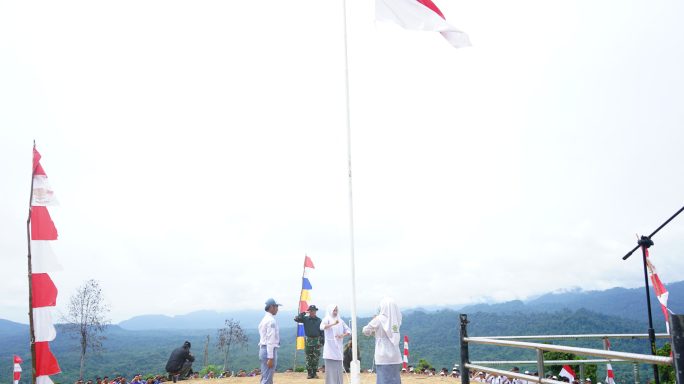 Jelang HUT RI Ke-80, Kodim 0117/Aceh Tamiang Kibarkan Bendera Merah Putih Di Puncak Bukit Awan