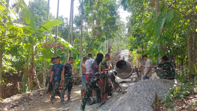 Anggota Satgas TMMD Reg ke-125 Kodim 0108/Agara Terus Kebut Pembangunan Rabat Beton