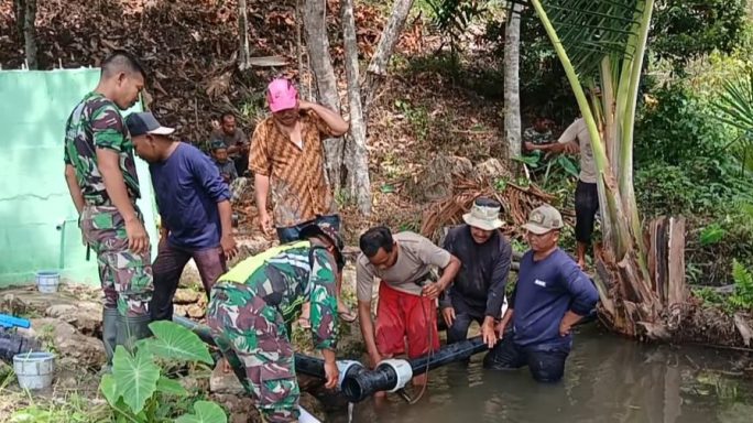 Wujudkan Manunggal Air, Babinsa Bersama Warga Salurkan Air ke Bak Penampungan Air Bersih