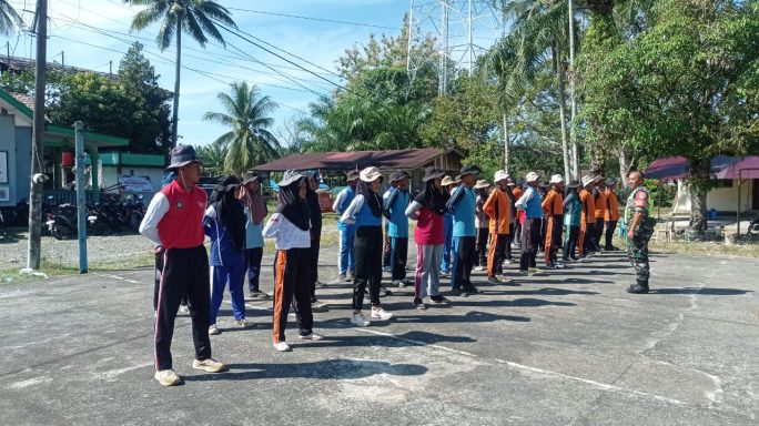 Babinsa Koramil 05/Darul Makmur Beri Semangat kepada Anggota Paskibraka Menjelang Upacara 17 Agustus