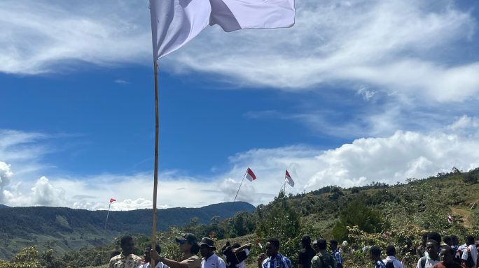 Merah Putih Berkibar Di Bukit Natal, Warga Distrik Ilu dan Satgas Yonif 112/DJ Rayakan HUT Ke-80 RI di Puncak Jaya