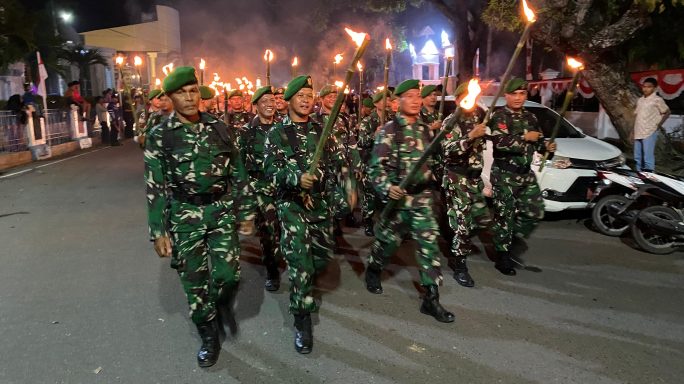 Personel Kodim 0102/Pidie Ikuti Pawai Obor dan Upacara Taptu, Kobarkan Semangat Kemerdekaan ke-80 RI