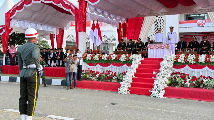 Danramil 08/Kembang Tanjong Pimpin Upacara Penurunan Bendera Peringatan HUT ke-80 RI di Pidie