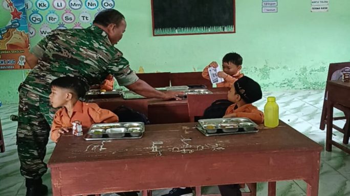 Babinsa Dampingi Pembagian Makanan Bergizi Gratis ke 29 Sekolah di Wilayah Binaan Koramil 0108-02/ Bambel