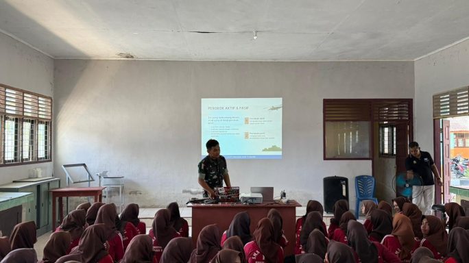 PRAJURIT BATALYON INFANTERI TERITORIAL PEMBANGUNAN 856/SBS GELAR PENYULUHAN KESEHATAN DAN BINTER DI SMA 1 BEUTONG