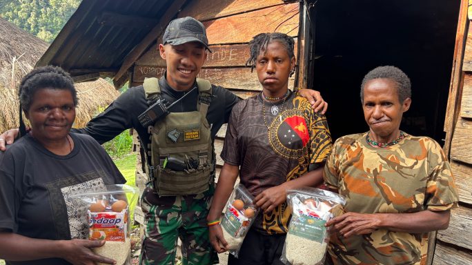 WUJUDKAN EMPATI RAKYAT, SATGAS YONIF 112/DJ BAGIKAN SEMBAKO DI PUNCAK JAYA