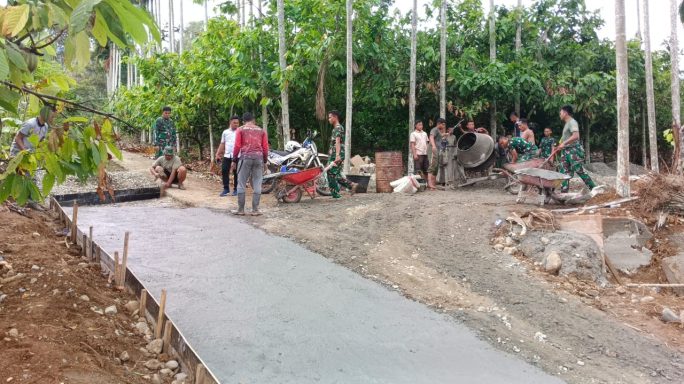 Anggota Satgas TMMD Reg ke 125 Kodim 0108/Agara dan Warga Terus Kebut Cor Jalan