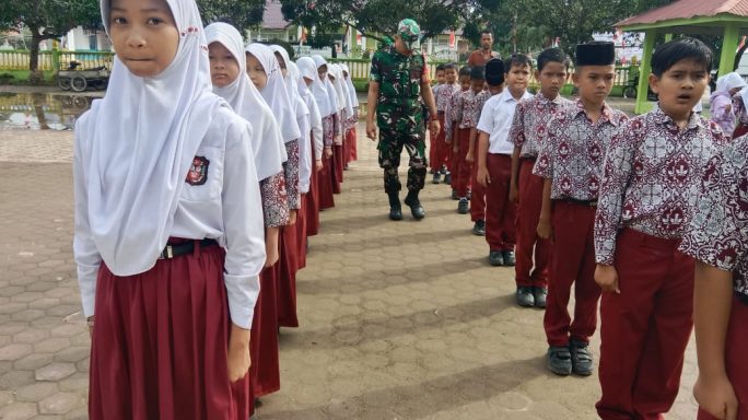 Tanamkan Disiplin Sejak Dini, Babinsa Koramil 06/Manyak Payed Latih PBB Siswa SDN 1 Mayak payed