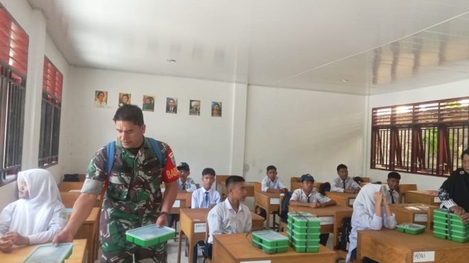 Babinsa Jajaran Kodim 0108/Agara Dampingi Pembagian Makan Gratis Kepada Para Siswa/i Di Sekolah