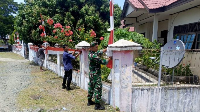 Babinsa Meunasah Kulam Ajak Warga Pasang Bendera Merah Putih Sambut HUT RI ke-80