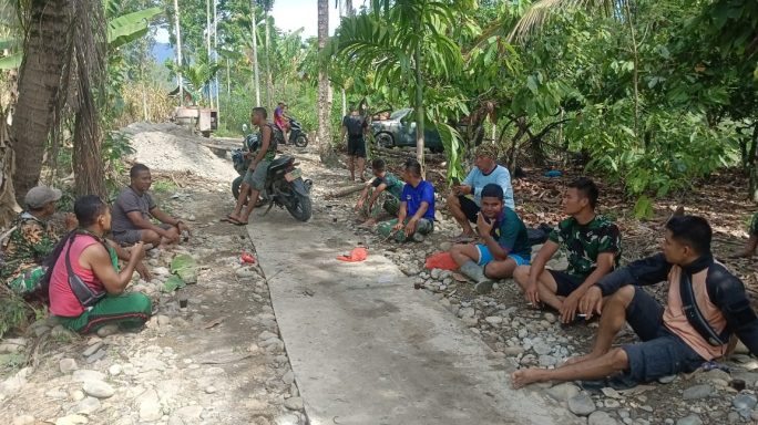 Tak Ada Jarak TNI dan Warga Masyarakat Nikmati Istrahat Siang Bersama di Lokasi TMMD Reg ke125 Kodim 0108/Agara