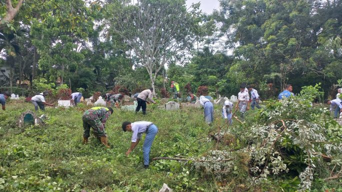 Jaga Supaya TPU Lebih Bersih dan Rapi Babinsa Ajak Warga Gotong Royong Sambut HUT ke-80 TNI