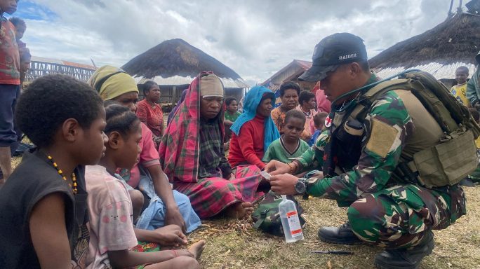 Tebar Senyum Kebaikan Untuk Sesama, Satgas Yonif 112/DJ Berbagi Kasih di Puncak Jaya