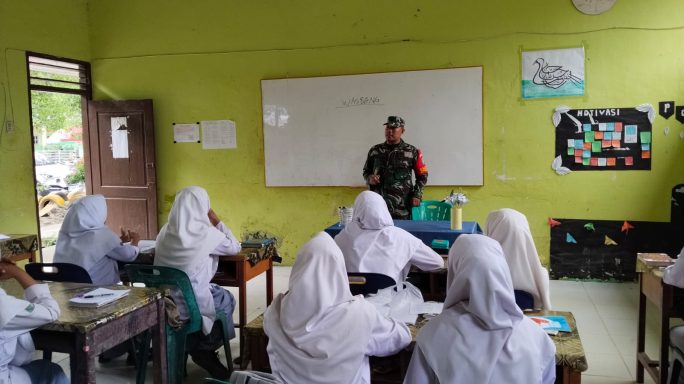 Tanamkan Rasa Cinta Tanah Air, Babinsa Berikan Materi Wasbang Kepada Siswa Siswi