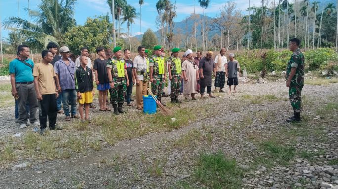 Personil Posramil Deleng Pokhkisen Bersama Warga Masyarakat Gelar Bhakti Sosial Pembersihan Rumah Ibadah