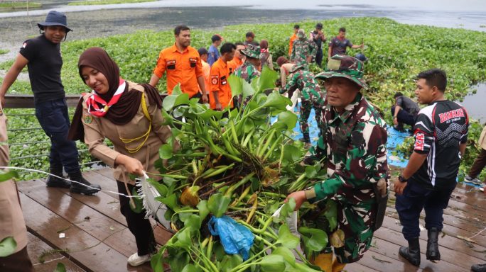 Kodim 0106/Aceh Tengah Gelar Karya Bakti Pembersihan Dermaga Danau Lut Tawar