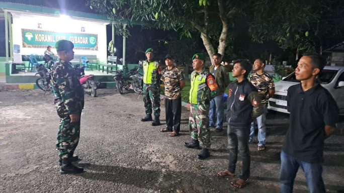 Jaga Situasi Tetap Kondusif Babinsa Koramil 0108-03/Badar Bersama Komduk Gelar Patroli Malam Warga Merasa Lebih Nyaman