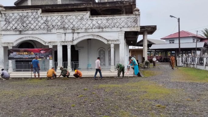Bhakti Teritorial Prima: Kodim 0105/Aceh Barat Gelar Bhakti Sosial Gotong Royong di Masjid Al-Margfirah Dalam Rangka Memperingati HUT ke-80 Tentara Nasional Indonesia Tahun 2025